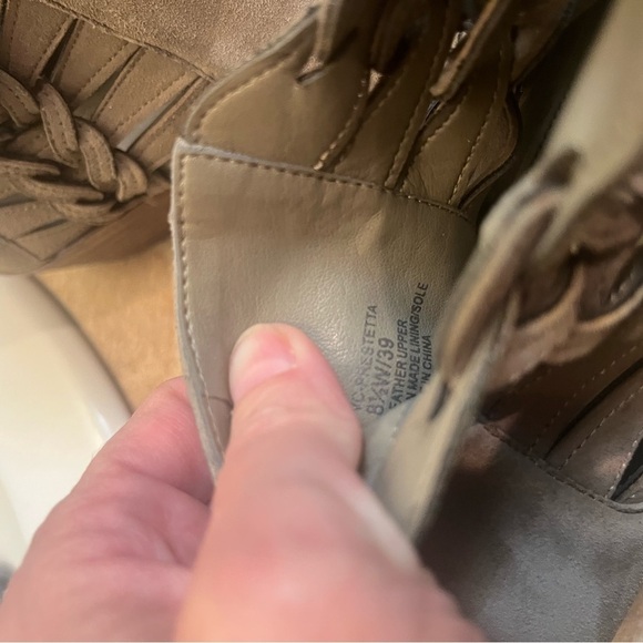 SUEDE VINCE CAMUTO Prestetta Bootie Foxy True Leather Taupe Back Zip SZ 8.5 EUC - Picture 11 of 14